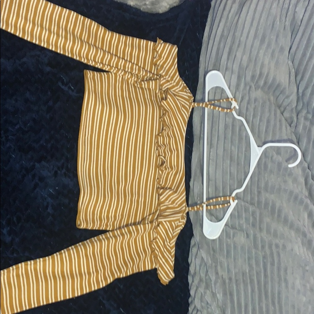 Yellow crop top💛